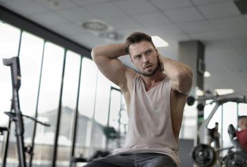 Man experiencing muscle growth practicing intermittent fasting